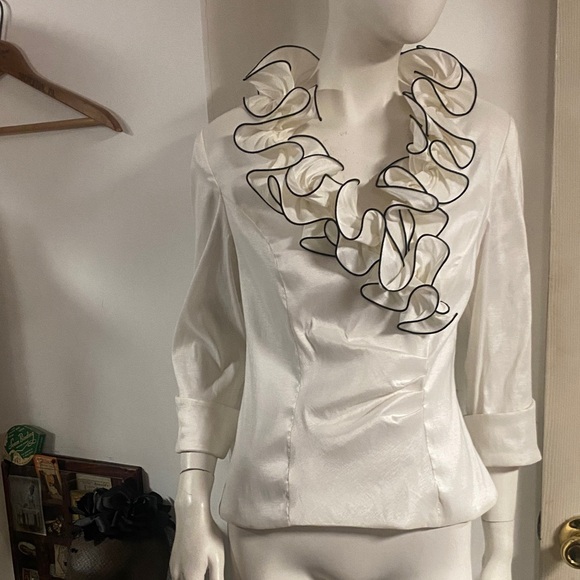 Escape 90s  White and Black Ruffle Top - Picture 1 of 6